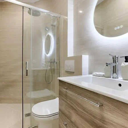 Alesia Remy Dumoncel Charming 1 Br-4p